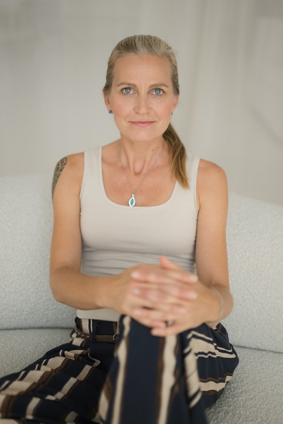 Nicole Bühler, Gründerin von The Calm Body Flow, zertifizierte Yogalehrerin und Ernährungsberaterin