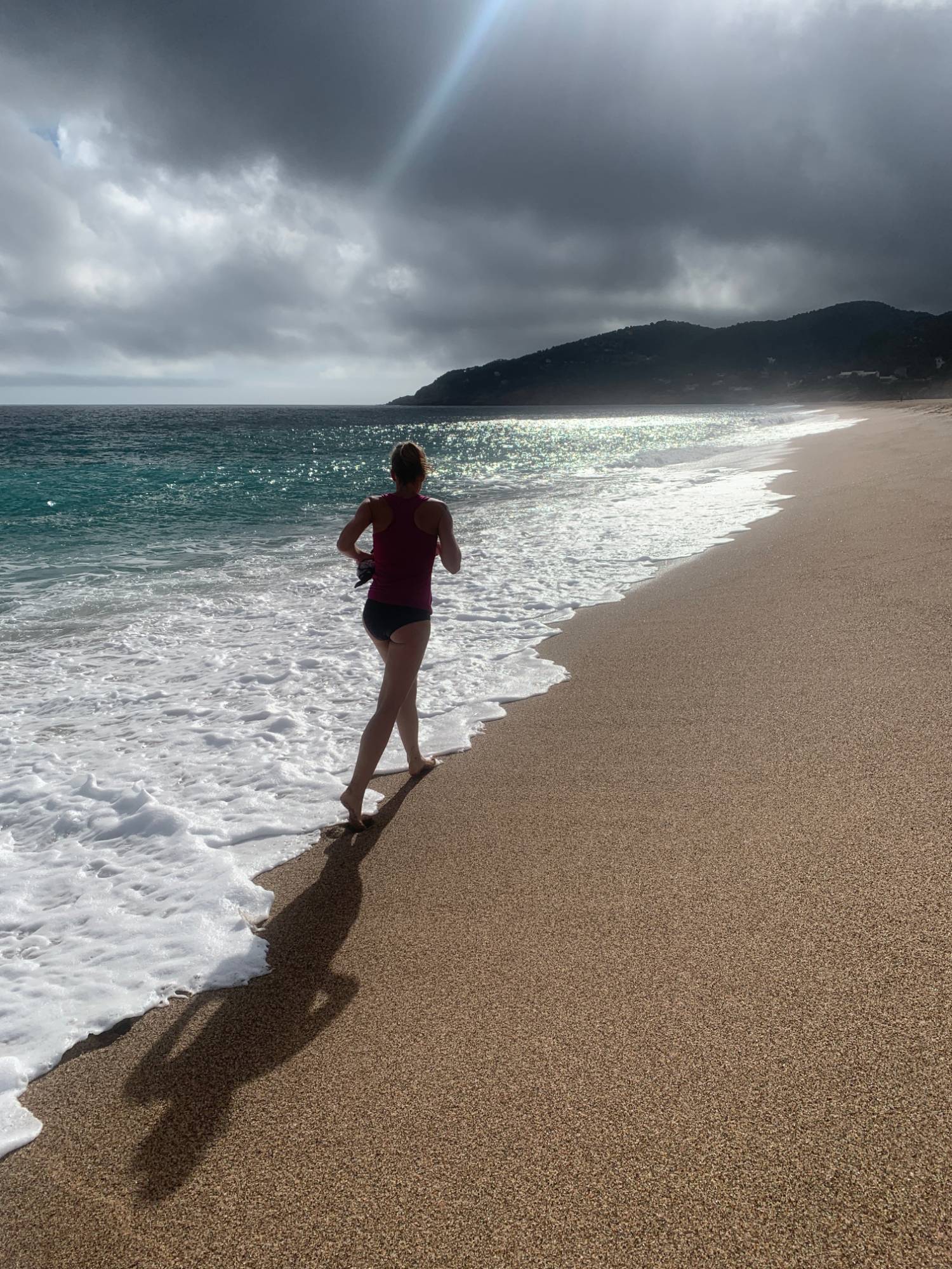 Nicole Bühler, allein am Strand im Sturm